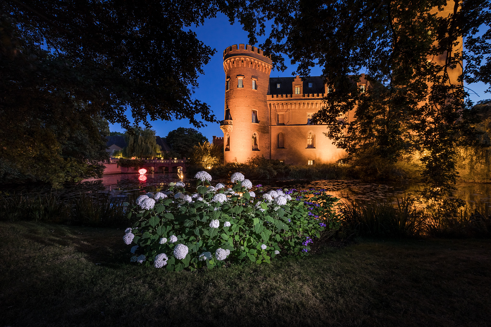 Das beleuchtete Schloss Moyland in der Blauen Stunde