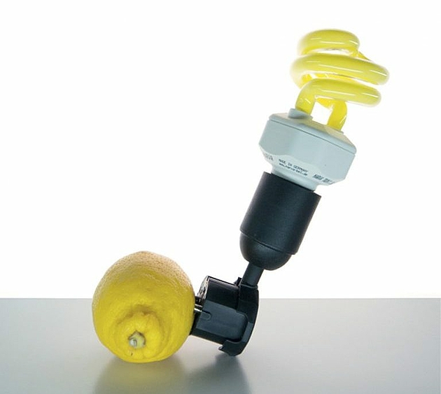 Zitrone an eine Glühbirne angeschlossen