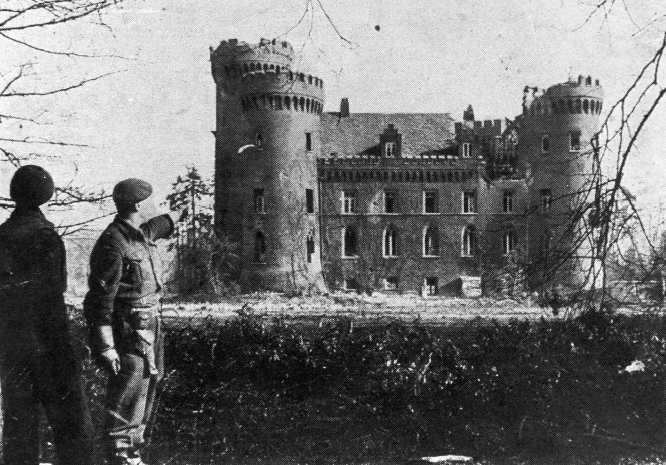 Kanadische Soldaten vor dem zerstörten Schloss, 1945