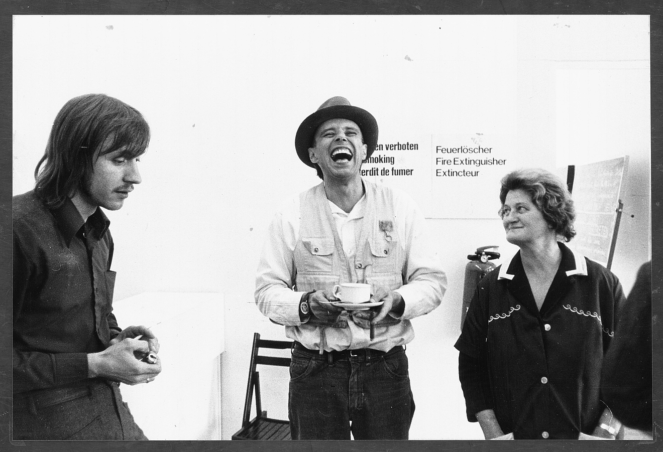 Schwarz-Weiß-Fotografie mit einem lachenden Joseph Beuys