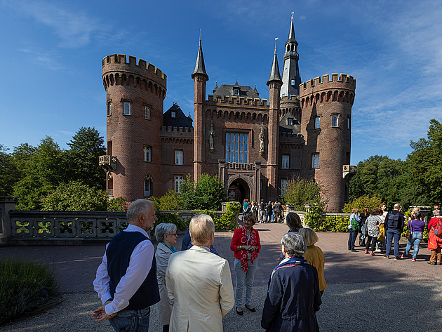 Gruppenführung vor dem Schlossgebäude