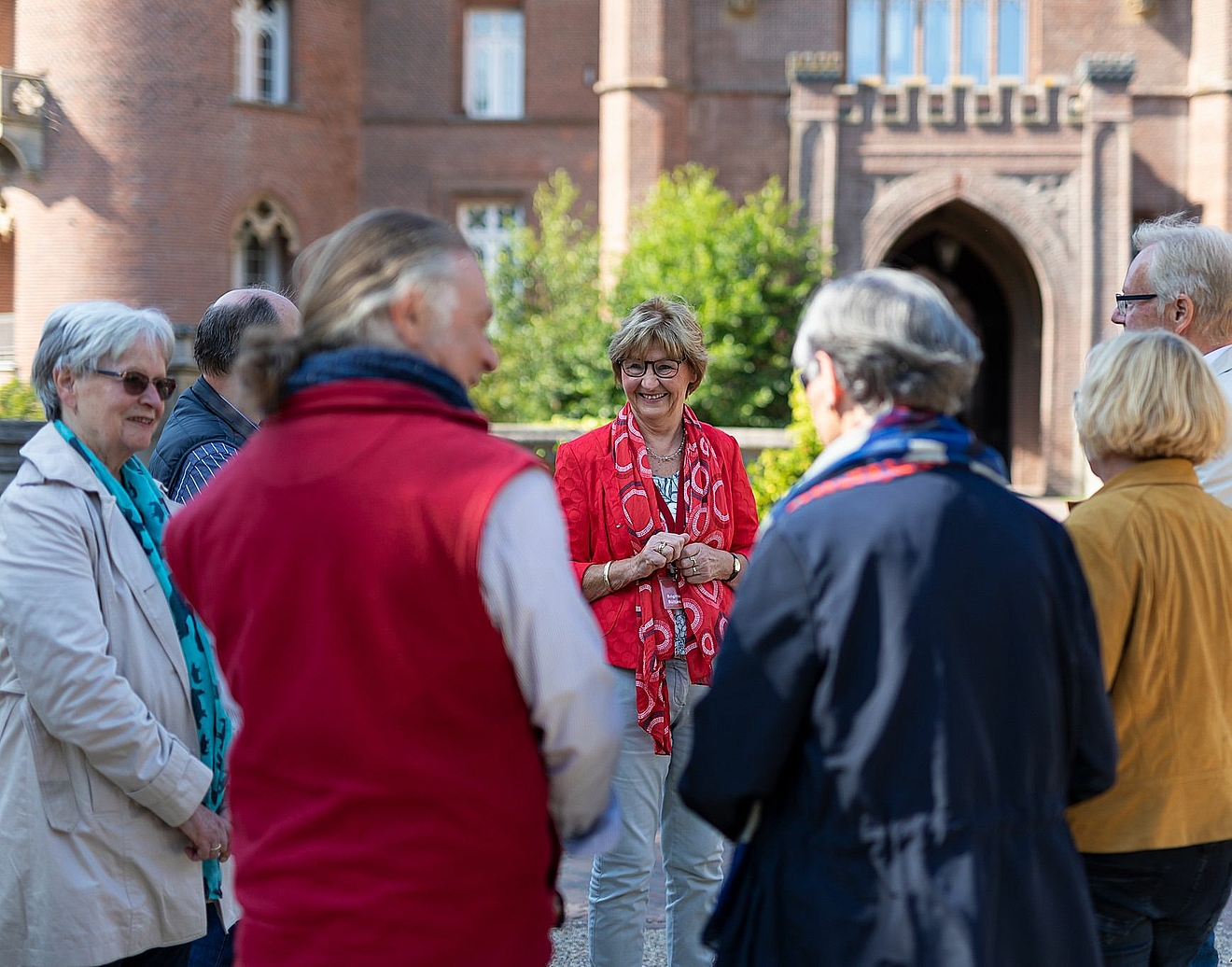 Besuchergruppe vor dem Schloss