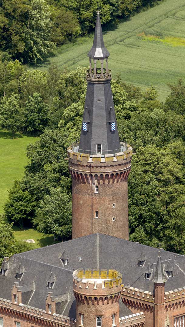 Blick auf den Nordturm des Schlosses aus der Vogelperspektive